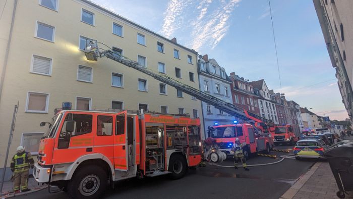 Zwei Zimmer brennen: Eine Person verletzt