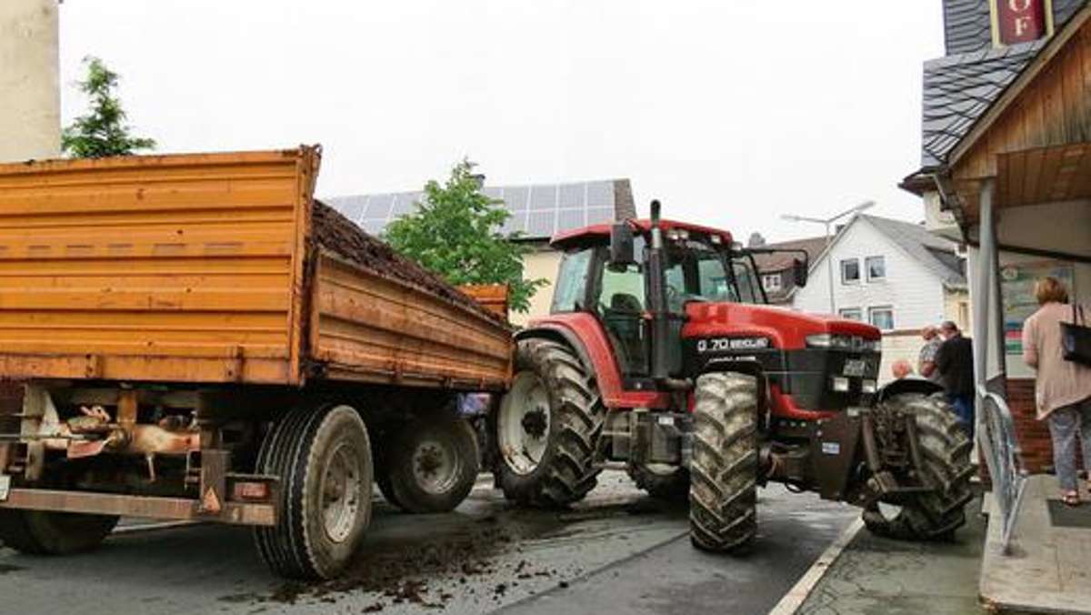 Hof: Traktorgespann blockiert Durchfahrt