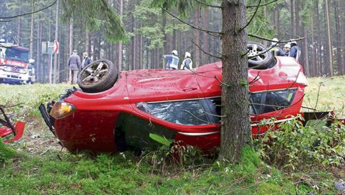 Naila: Autofahrer prallt mit Dach gegen Baum