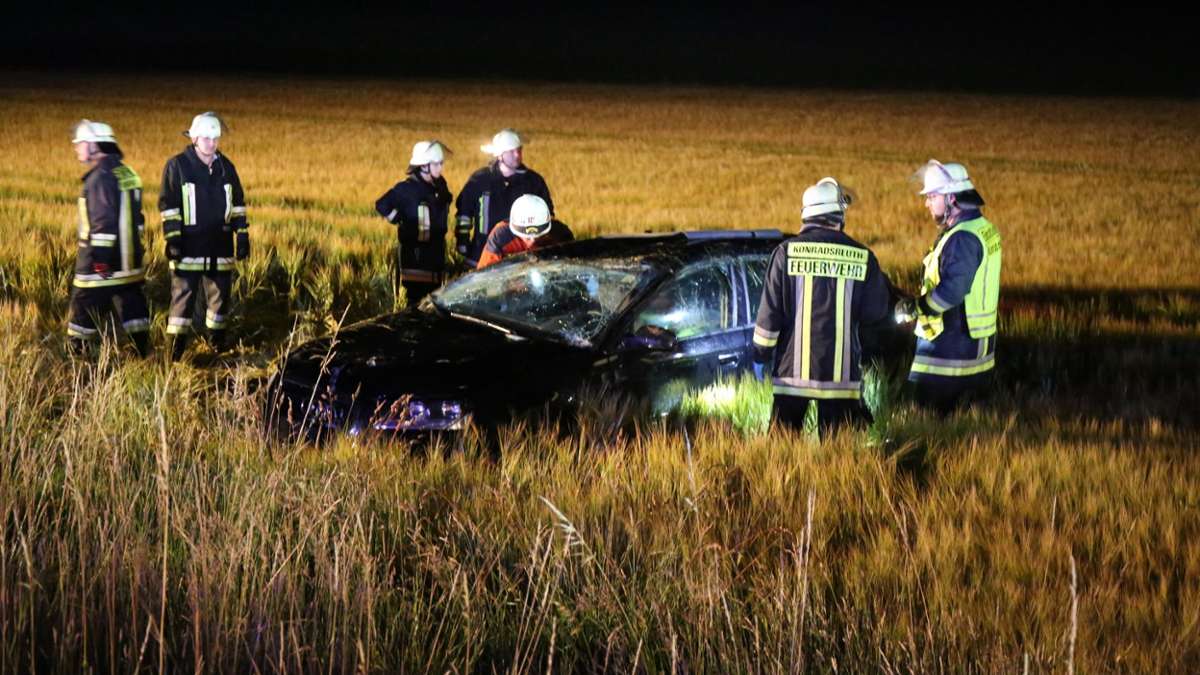 Hof: Konradsreuth: Betrunkener lässt Auto nach Unfall im Feld stehen