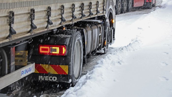 „Sattelzüge haben ein Problem“: Warum sich Lkw-Fahrer bei Schnee so schwertun