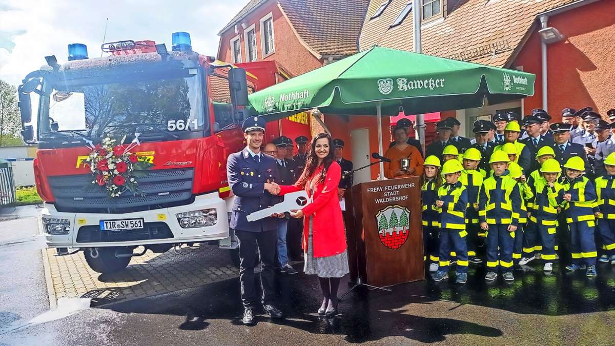 In Waldershof: Feuerwehrauto bekommt  kirchlichen Segen