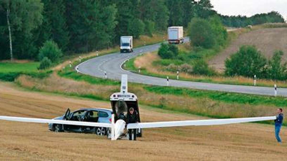Hof: Segelflugzeug landet auf abgeerntetem Getreidefeld