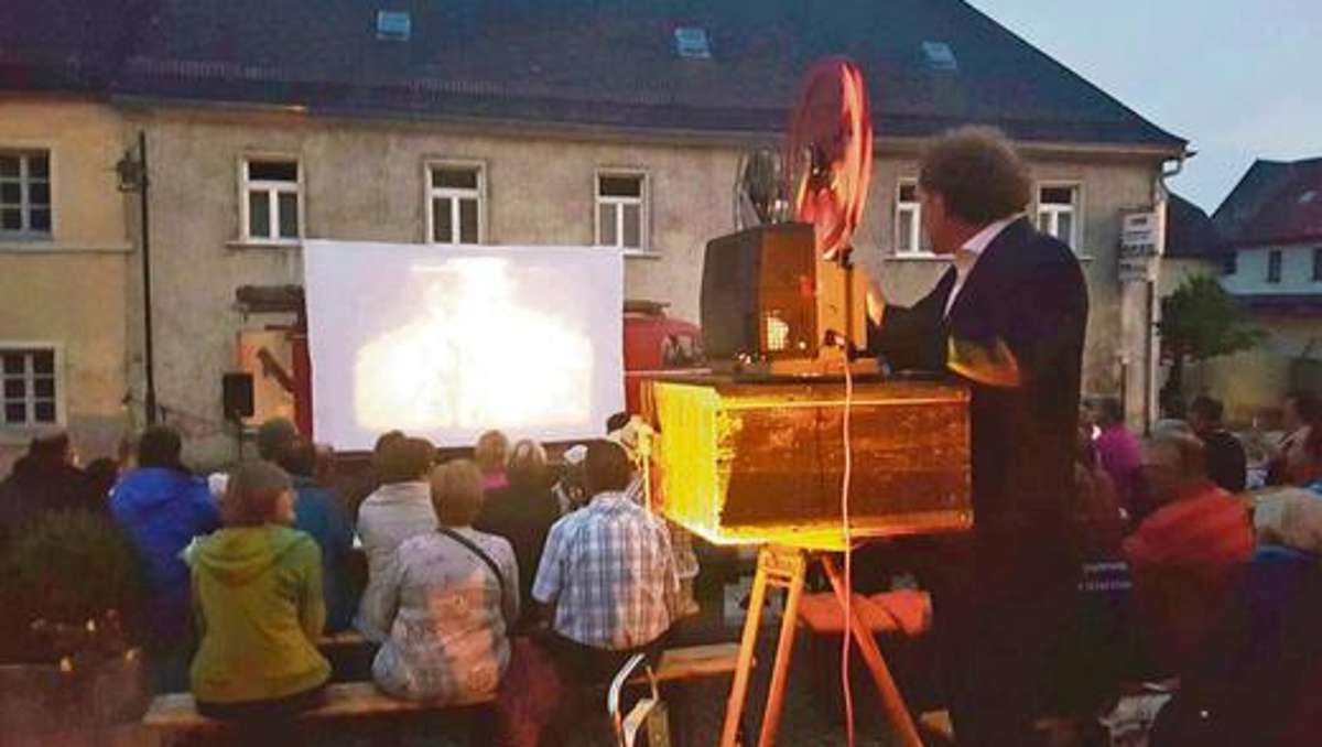 Arzberg: Alte Filme bringen Leben auf Marktplatz