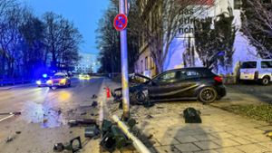 Silberner Mercedes in Unfall verwickelt