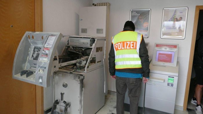 Großfahndung: Unbekannte sprengen Geldautomaten
