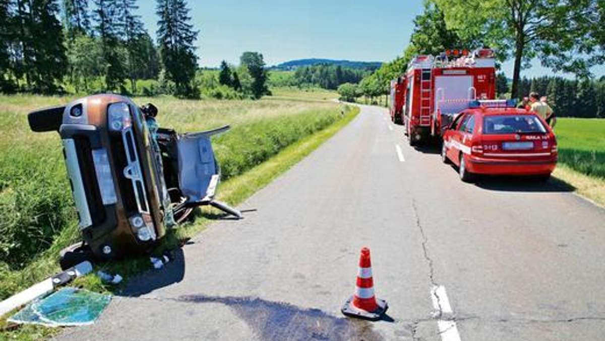 Naila: Feuerwehr muss Fahrer aus seinem Auto schneiden