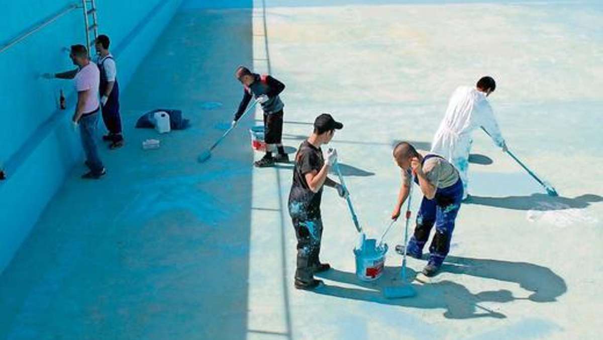 Wunsiedel: Junge Afghanen malen Schwimmbad an