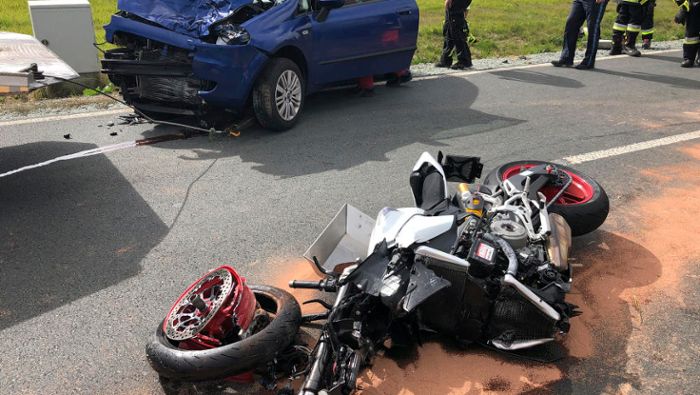Motorrad rast auf B 289 frontal in Gegenverkehr: Biker schwer verletzt