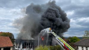 Giftige Rauchwolke: Werkstatt geht in Flammen auf