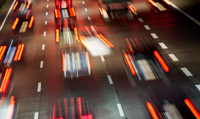 Autos und Lastwagen fahren über eine Autobahn. (Langzeitbelichtung) - Symbolfoto.