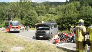Schwer verletzt: Motorradfahrer schlittert unter Kleinbus