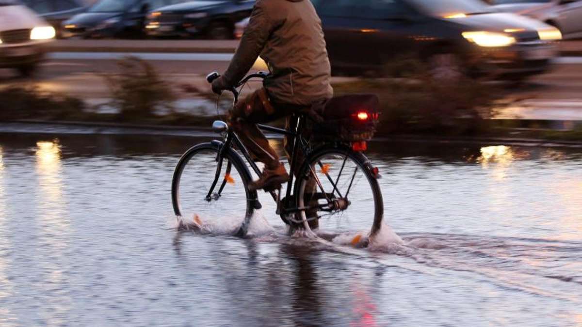 Länderspiegel: Hochwasser: Schmelzwasser und Regen lassen Pegel steigen