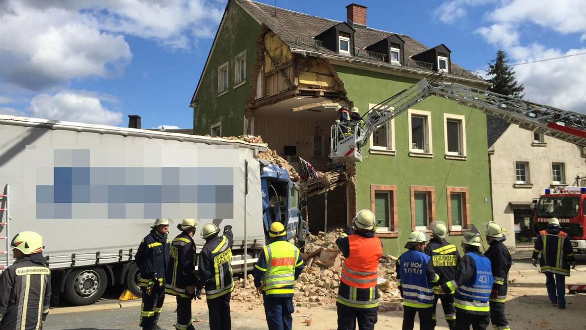 Hof: Lastwagen kracht in Wohnhaus - Fahrer außer Lebensgefahr