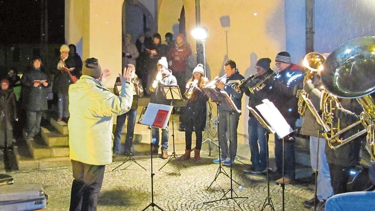 Wunsiedel: Marktleuthen singt und musiziert unterm Christbaum