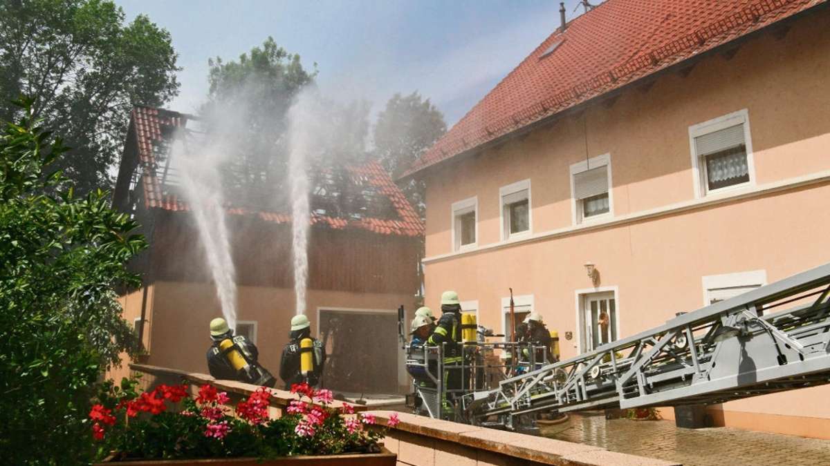 Kulmbach: Scheunenbrand in Hutschdorf: Drei Verletzte und 100.000 Euro Schaden