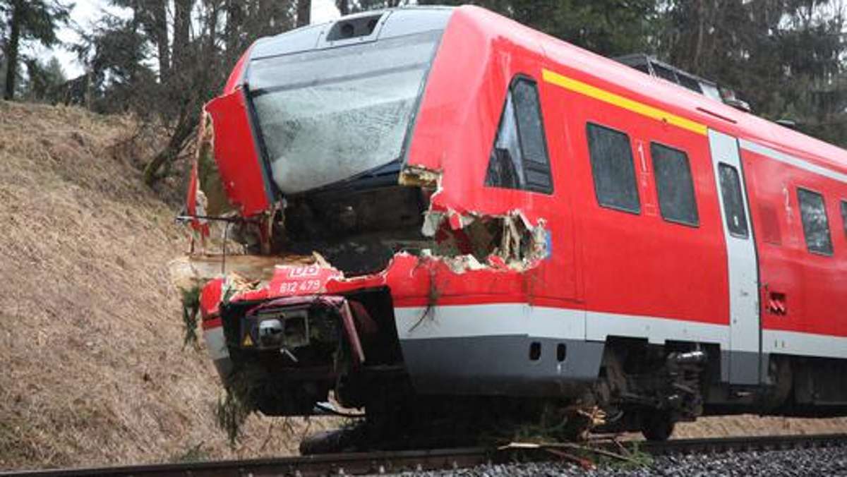 Länderspiegel: Zug knallt gegen Hindernis auf Gleis - zwei Verletzte