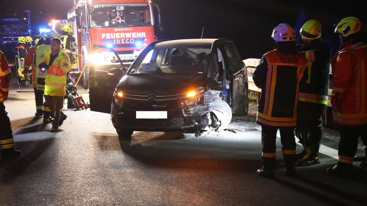 Hof: Autobahndreieck Hochfranken: Fahrerin lebensgefährlich verletzt