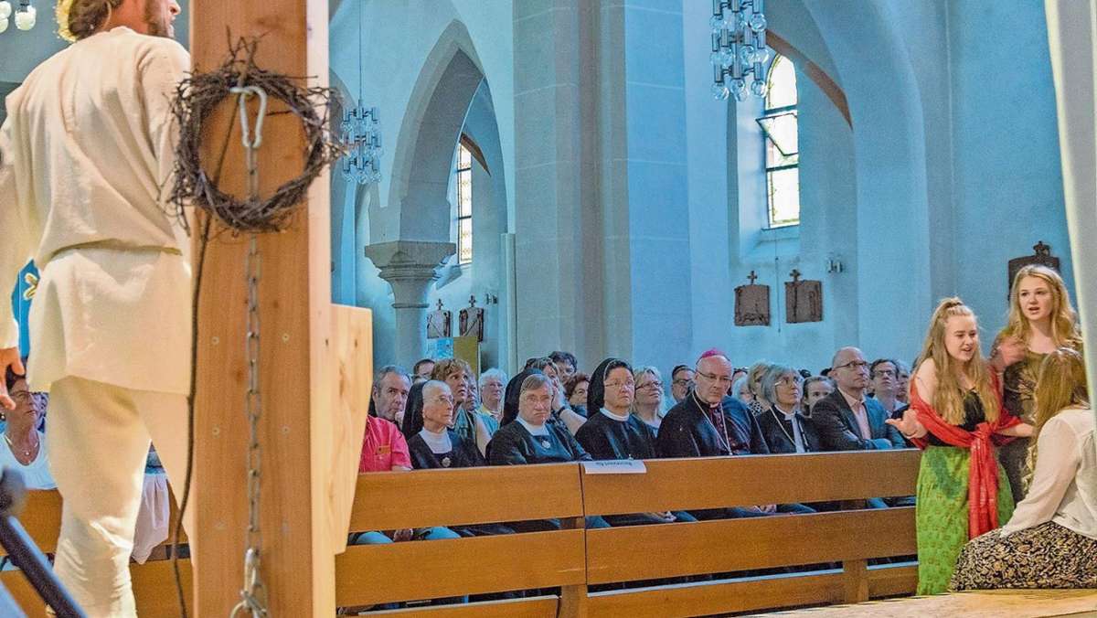 Arzberg: Bischof sieht sich Superstar Jesus in Arzberg an