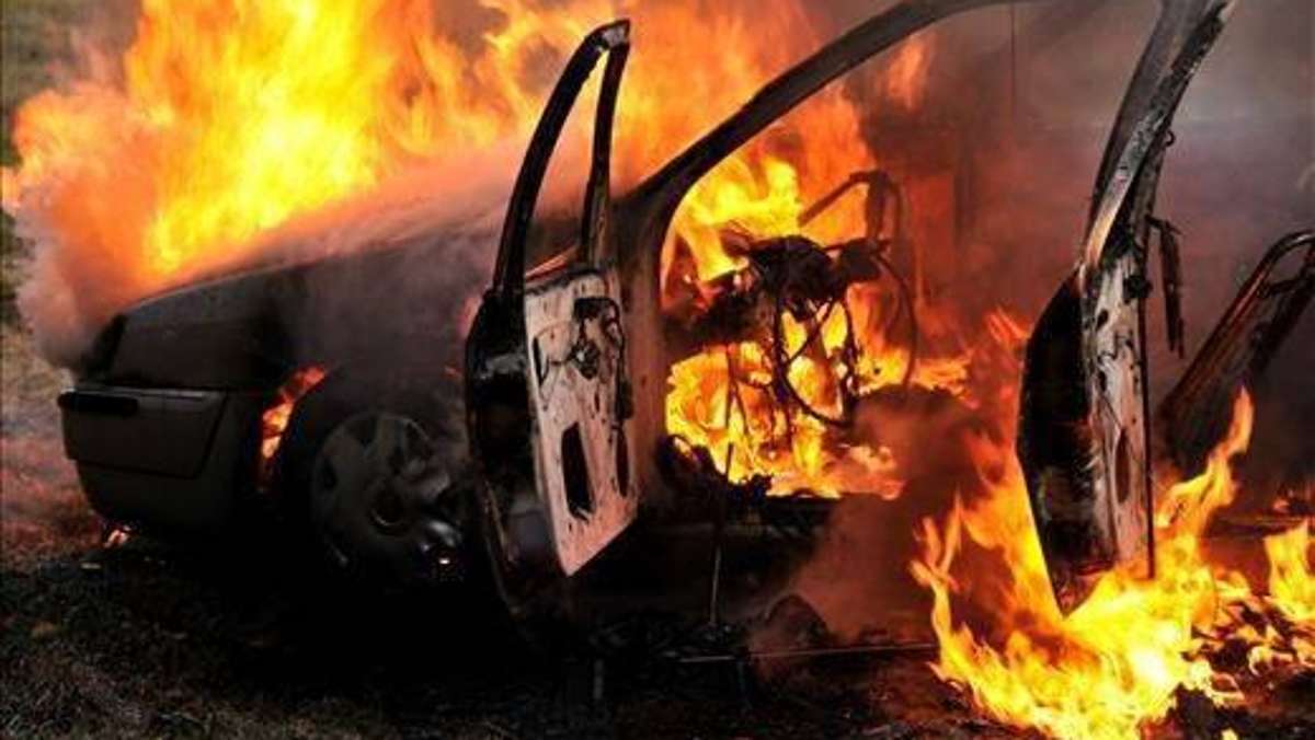 Hof: Gattendorf: Auto brennt aus