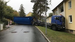 Über 200.000 Euro Schaden: Lkw rollt gegen Hauswand