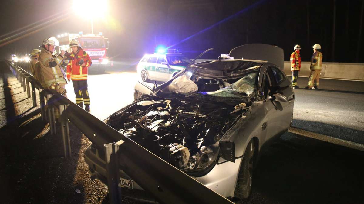 Münchberg: Schwerer Unfall auf der A9: Auto rast unter LKW