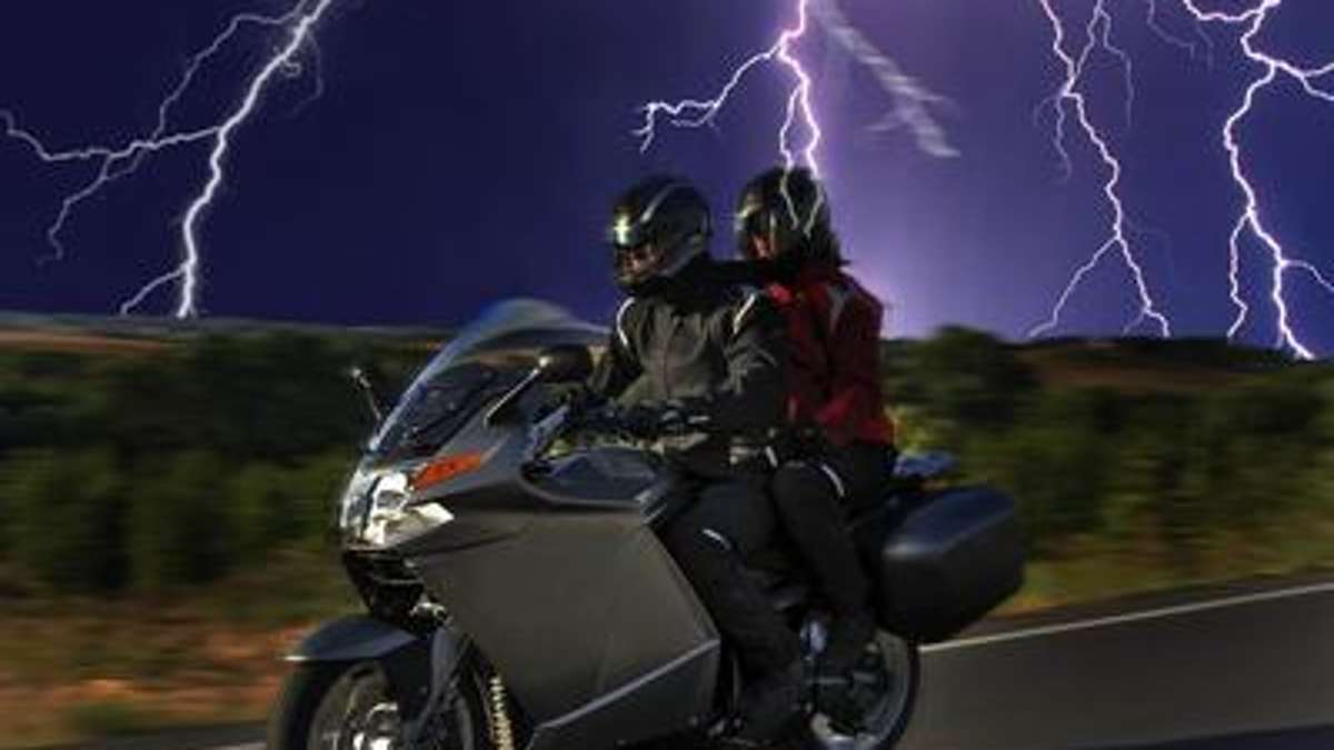 Länderspiegel: Auf dem Motorrad vom Blitz getroffen