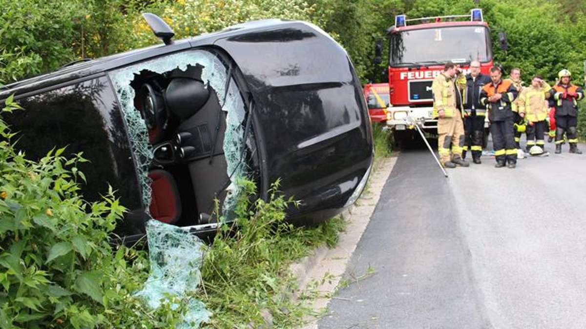 Kulmbach: Wirsberg: 54-Jähriger kracht mit Auto durch Hecke