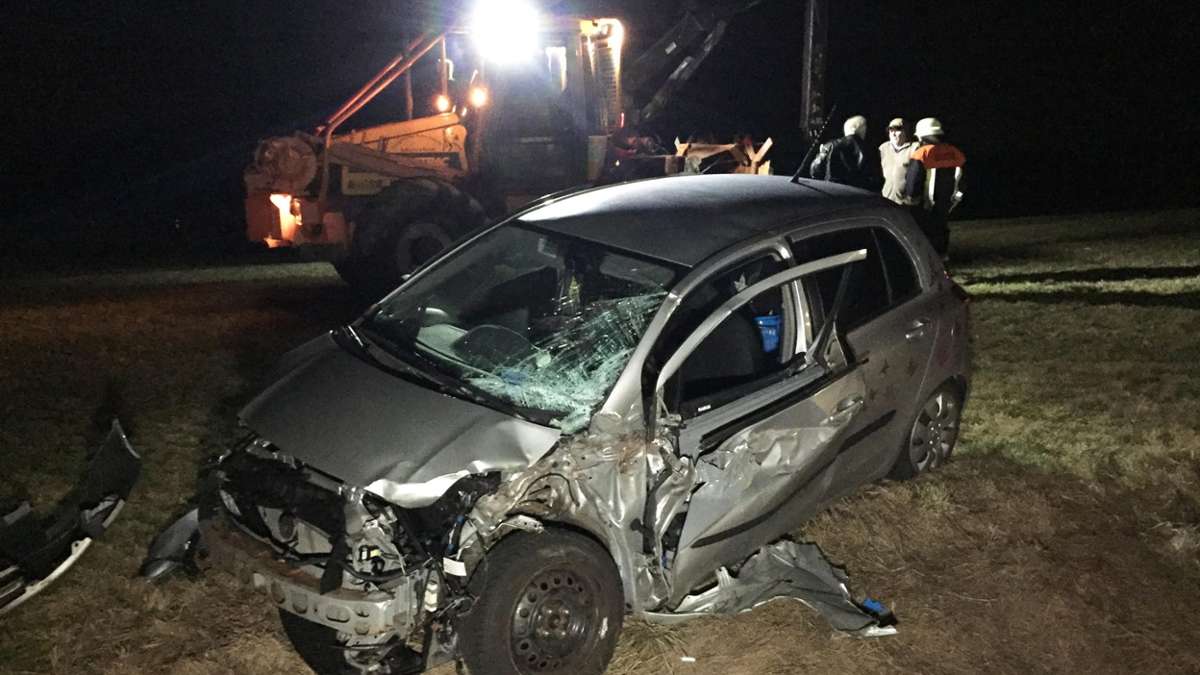 Münchberg: Helmbrechts: Auto kollidiert mit Traktor - Frau verletzt