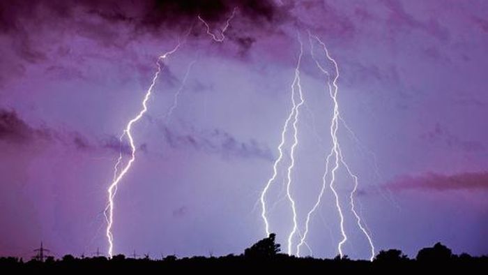 Blitzschlag legt Hochspannungsleitung lahm