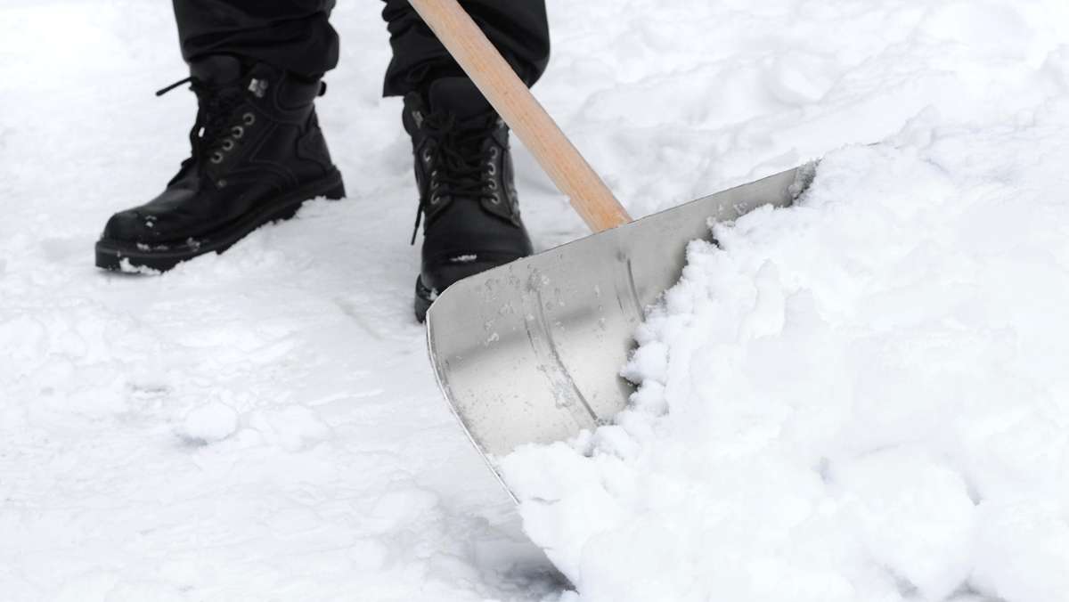 Hof: Schneeschaufel-Streit landet bei der Polizei