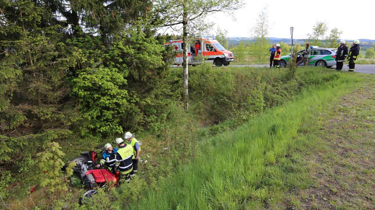 Hof: Selbitz: Motorradfahrer stürzt Böschung hinab