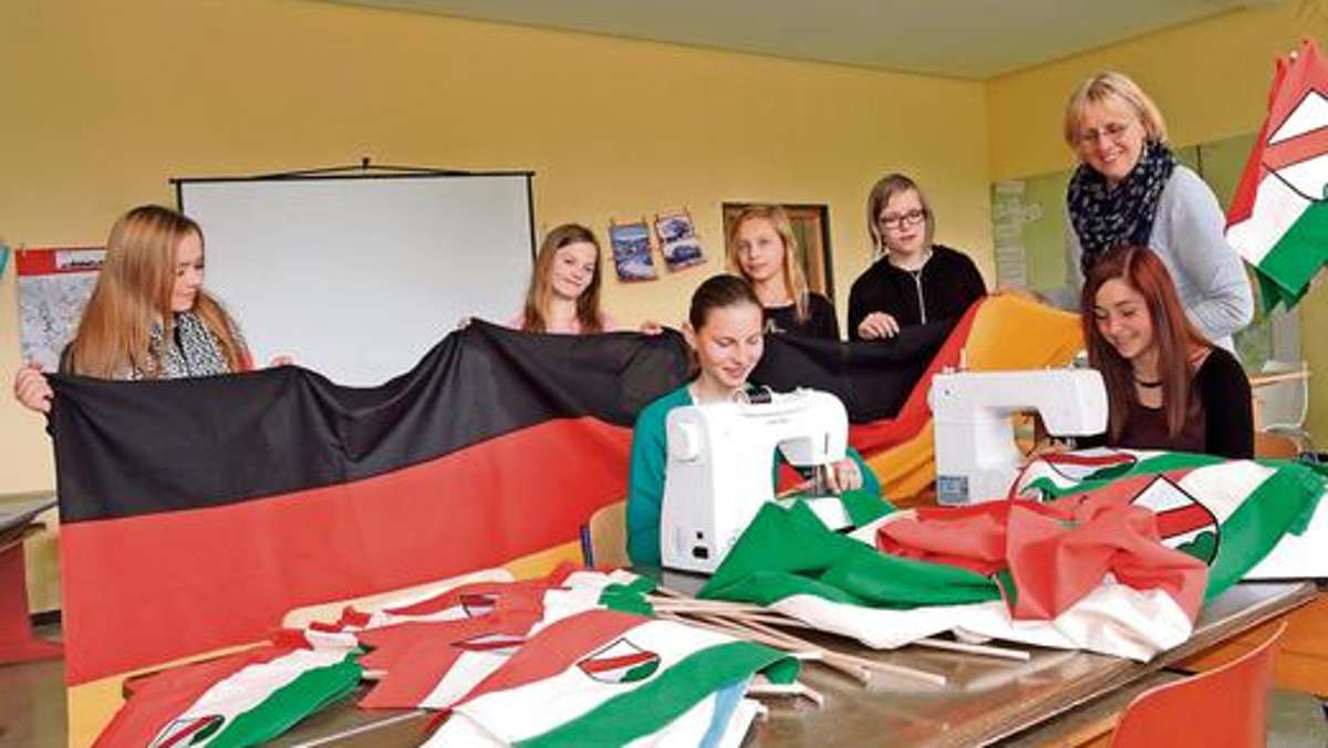 Hof: Schülerinnen beflaggen das Berger Wiesenfest