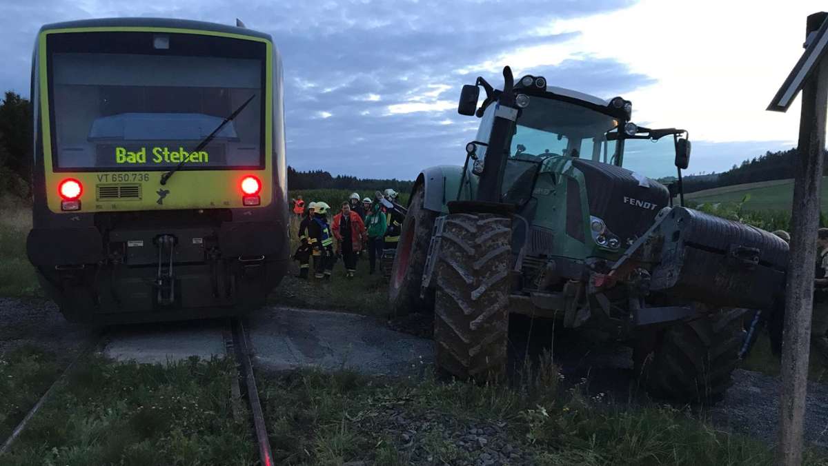 Hof: Bahnlinie Hof - Bad Steben: Traktor kollidiert mit Zug