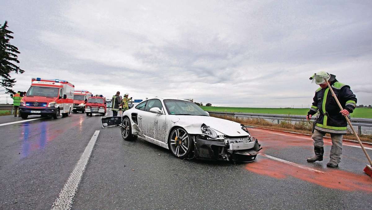 Hof: Porsche verunglückt: Oma und Enkel schwer verletzt
