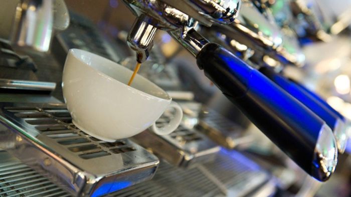 Unbekannter stiehlt nagelneuen Kaffeeautomaten von Straße