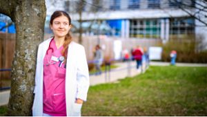 Gegen den Ärztemangel: Erste Medizin-Stipendiatin praktiziert im Hofer Land