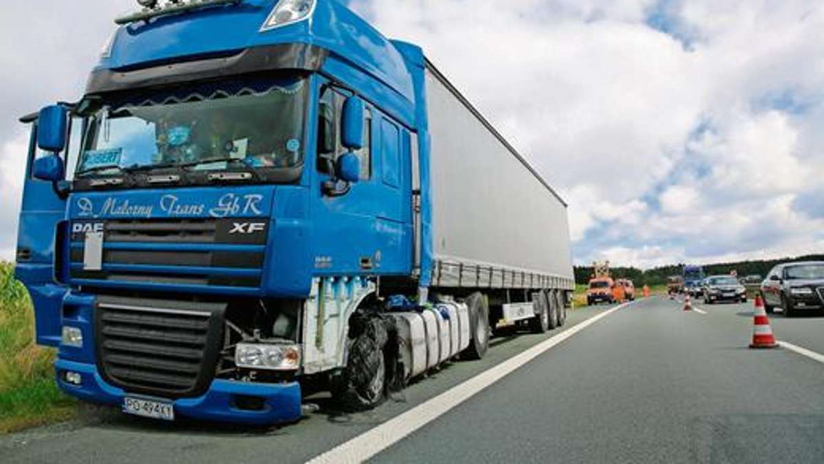 Hof: Lastwagen kracht nach Reifenplatzer in die Leitplanke