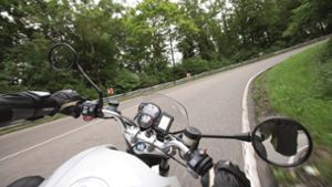 85-jähriger Motorradfahrer gerät unter Holzanhänger