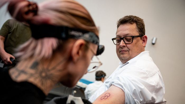 Abgeordnete lassen sich Organspende-Tattoos tätowieren