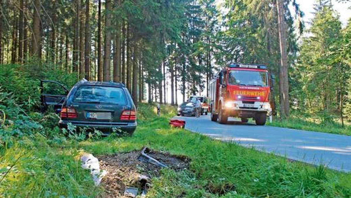 Kulmbach: Auto kracht in Böschung