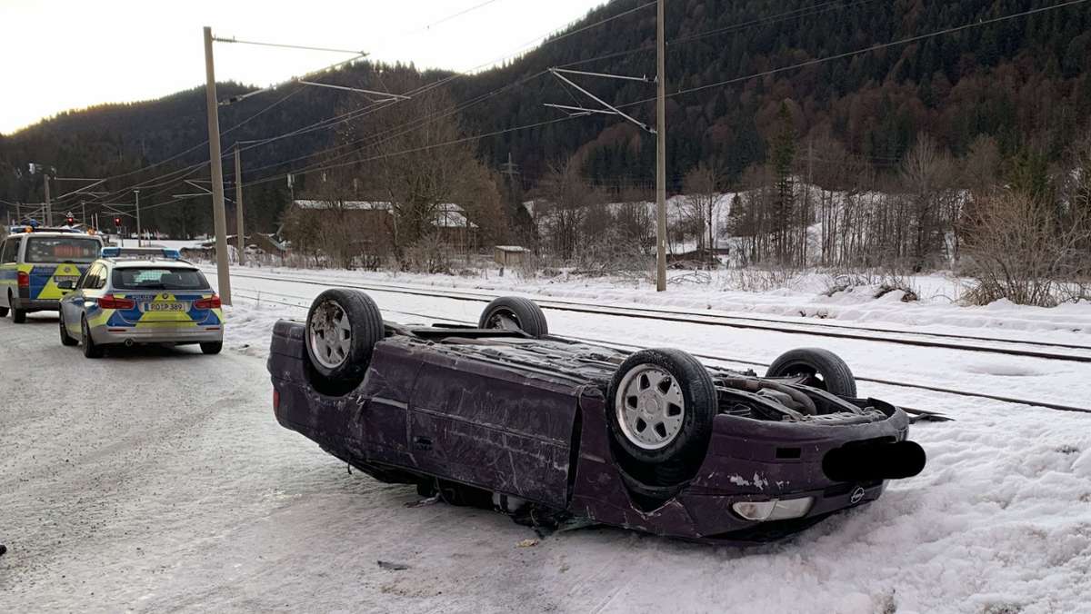 Garmisch-Partenkirchen: Mann schiebt falsch geparktes Auto mit Traktor weg