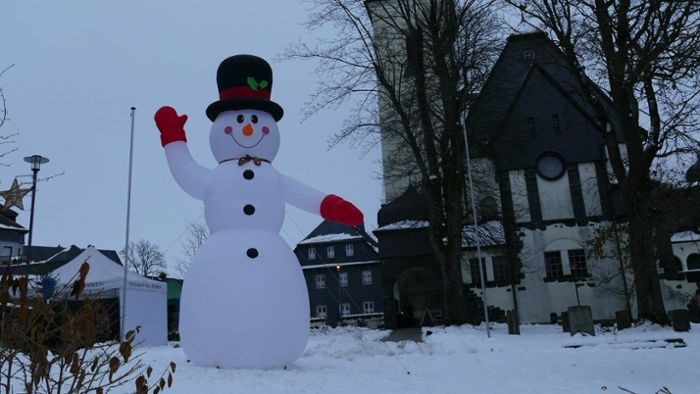 Bad Steben: Schneemann grüßt Gäste des Weihnachtsmarkts