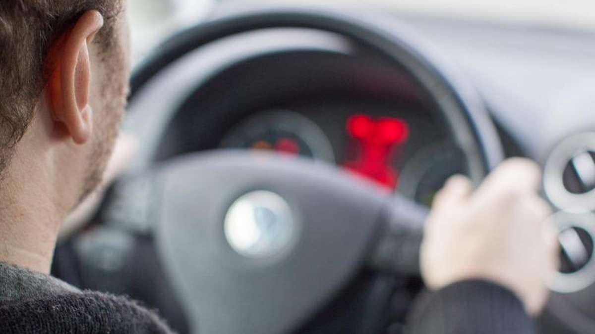 Marktleuthen: Autofahrer kracht mit 3,7 Promille gegen Verkehrszeichen