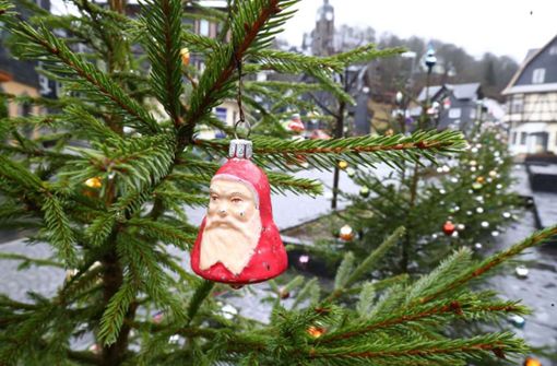 Statt drei große nur noch einen und einen kleinen: In Regnitzlosau werden heuer nicht mehr so viele Weihnachtsbäume stehen. Foto: Archiv
