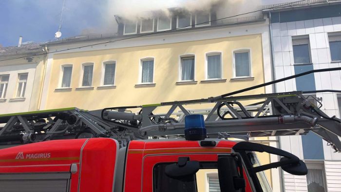 Dachstuhl in Hofer Stadtgebiet brennt