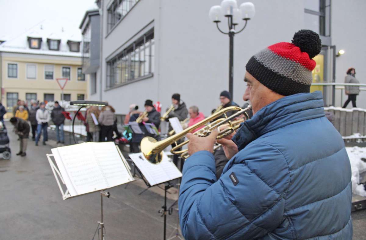 Am evangelischen Posaunenchor lag es nicht, dass der Weihnachtsmarkt in Tröstau bei der Bevölkerung nicht so gut ankam. Foto: Christian Schilling