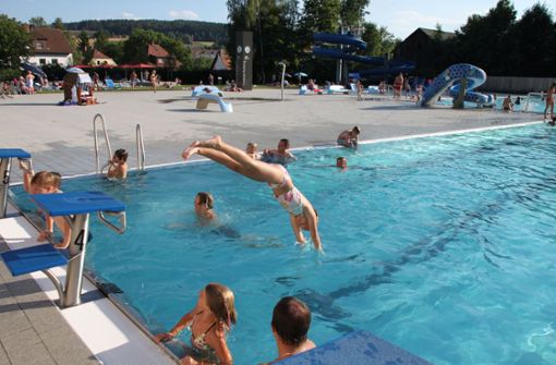Nicht nur die Kinder freuen sich darauf, vom morgigen Samstag an wieder ins Schwimmbecken des Arzberger Freibads springen zu können. Foto: Christl Schemm