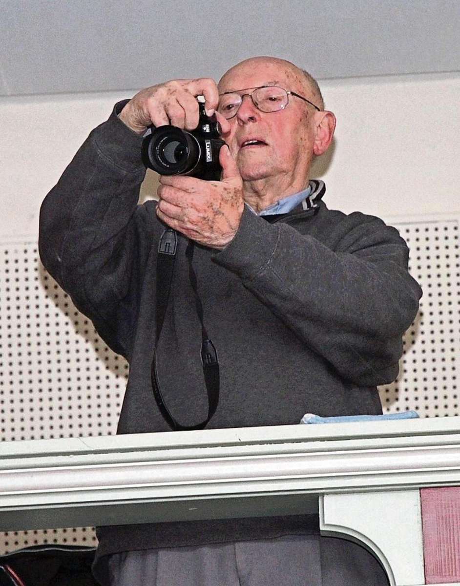 So bleibt Dieter Reiss den Arzbergern in Erinnerung: mit seiner Kamera in der Hand und stets bereit, auf den Auslöser zu drücken. Foto: pr