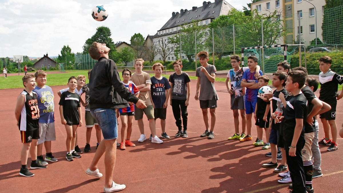 Eduard Root vom Jahn Regensburg kickte mit den Kids: Sport verbindet Nationen